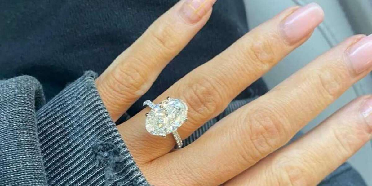 Engagement Rings in the Shape of an Oval